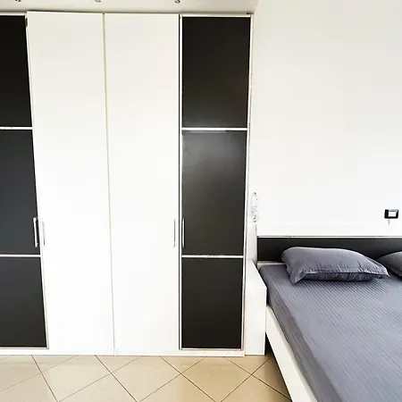 Absolute Oceanfront Appartamento Durrës